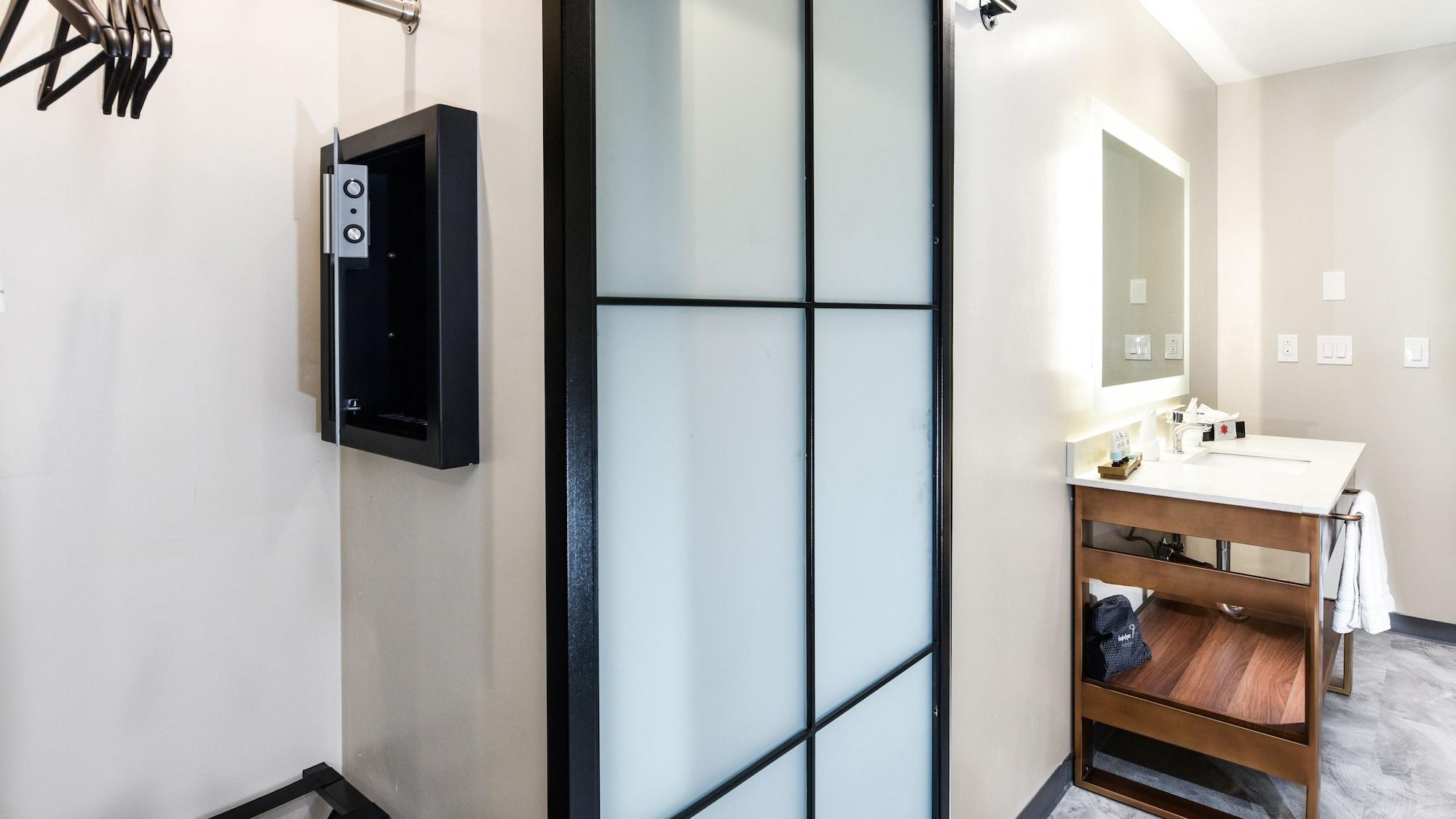 Hollywood Inn Suites Hotel West Athens Экстерьер фото